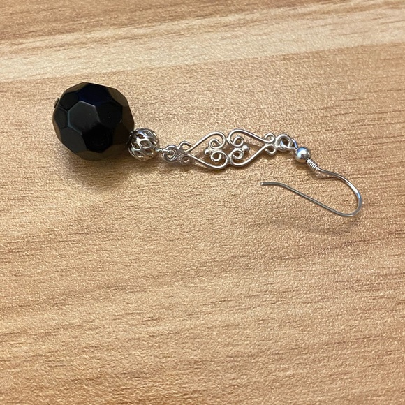 Two pairs of adorable silver dangle earrings, garnet & black resin - Picture 7 of 10